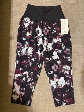Lululemon tranquil crop capri pants size 8 black burgundy abstract print joggers